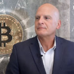 Bitcoin May Lose to Gold in Short Term: Bloomberg's Chief Expert