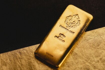 Gold Soars, Tech Futures Tumble as U.S. Hits China With Higher Tariffs
