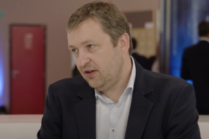 XRP's Valuation Questioned by Legendary Poker Player