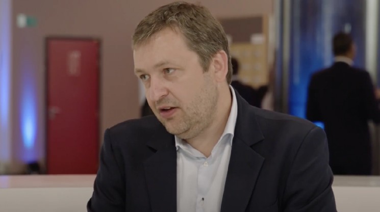 XRP's Valuation Questioned by Legendary Poker Player