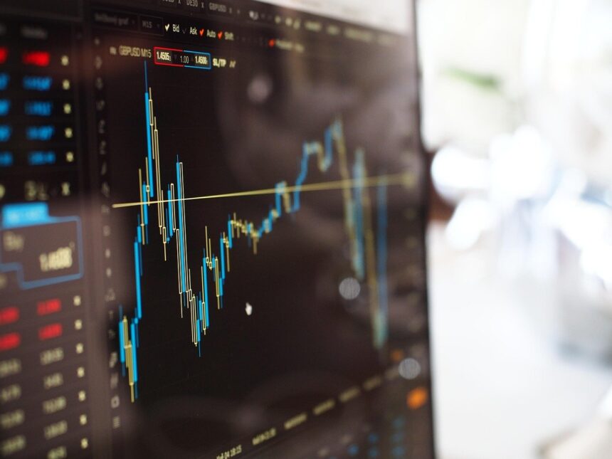 SOL Tests Pivot as Bulls Press Higher