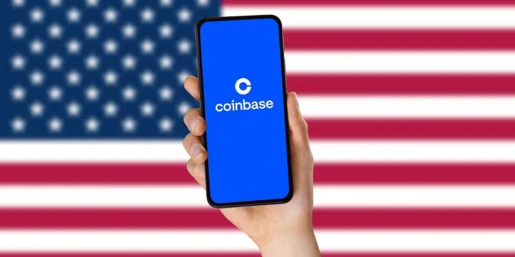 Logo de Coinbase en un smartphone frente a la bandera de Estados Unidos.