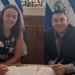 Fotografía de Juan Carlos Reyes y Patricia Tudisco en una oficina.