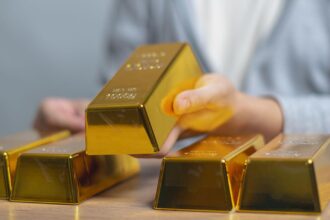 Gold Hits 4-Month Low as Rates Spike $10K Target