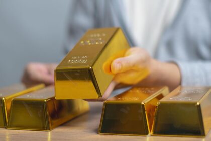 Gold Hits 4-Month Low as Rates Spike $10K Target