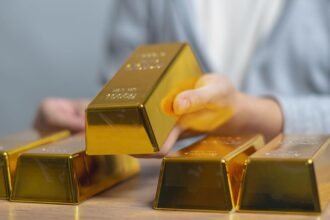Gold Hits 4-Month Low as Rates Spike $10K Target
