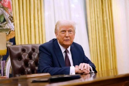 donald trump white house desk