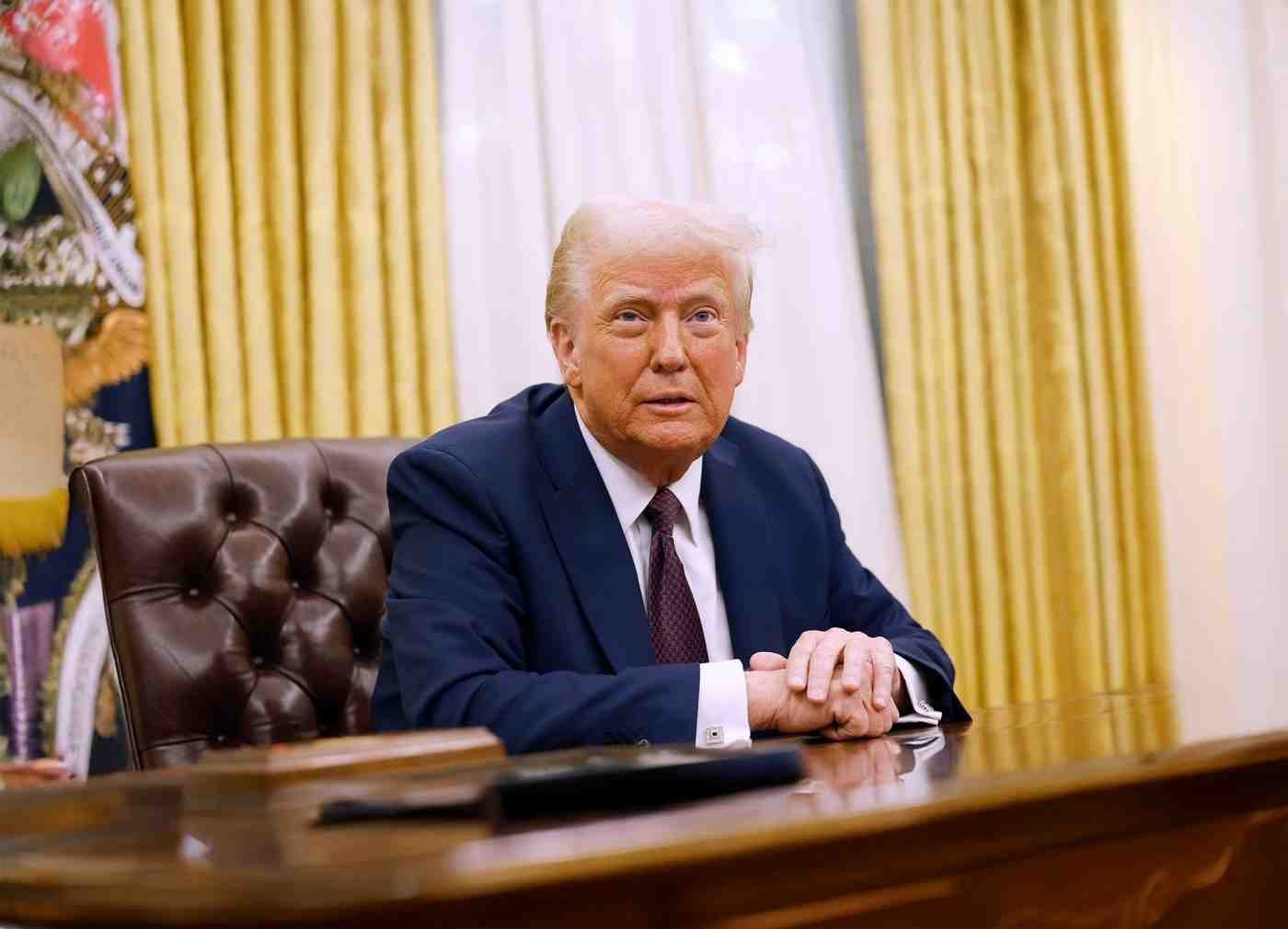 donald trump white house desk